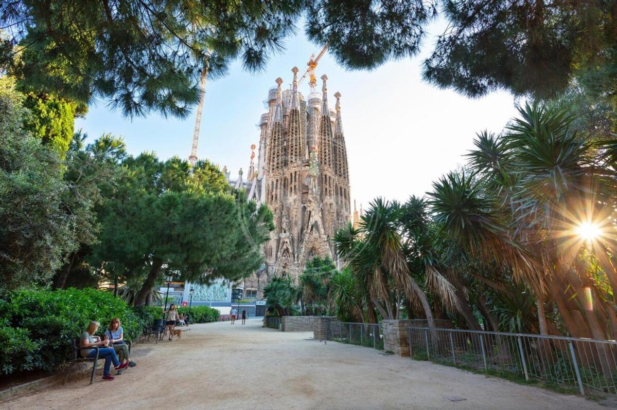 Cerca De La Sagrada Familia 2 *
